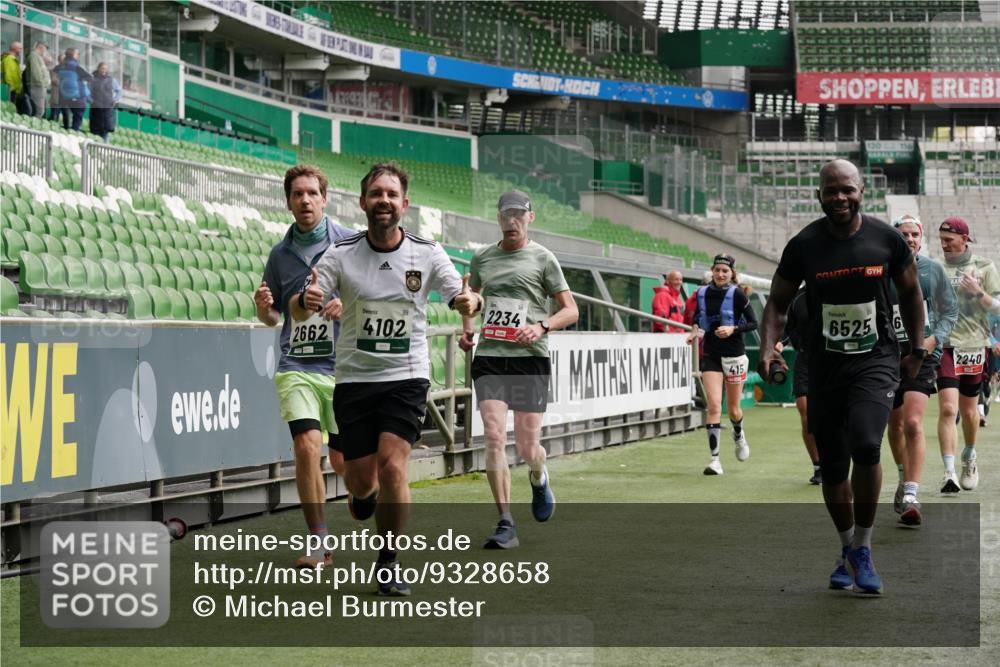 05.10.2025 - 20. swb-Marathon Bremen Michael Burmester http://msf.ph/oto/9328658 05.10.2025 12:57:45 Laufen im Stadion 237, 246, 305, 415, 613, 820, 833, 1317, 1382, 1491, 1971, 2166, 2234, 2240, 2304, 2522, 2648, 2662, 2893, 3396, 3591, 3798, 3813, 3969, 3977, 4089, 4102, 4287, 4401, 4496, 4747, 4821, 5100, 5149, 5313, 5503, 5562, 5645, 5664, 5728, 6161, 6267, 6317, 6372, 6486, 6510, 6525, 6534, 6535, 6768, 6999, 7053, 7371, 7588, 7731, 7911, 7940, 8023, 8091, 8113, 8128, 8801, 8827, 8903, 8964, 8973, 8993, 9129, 9151, 9983, 11658, 31, 299, 479, 1595, 1627 meine-sportfotos.de