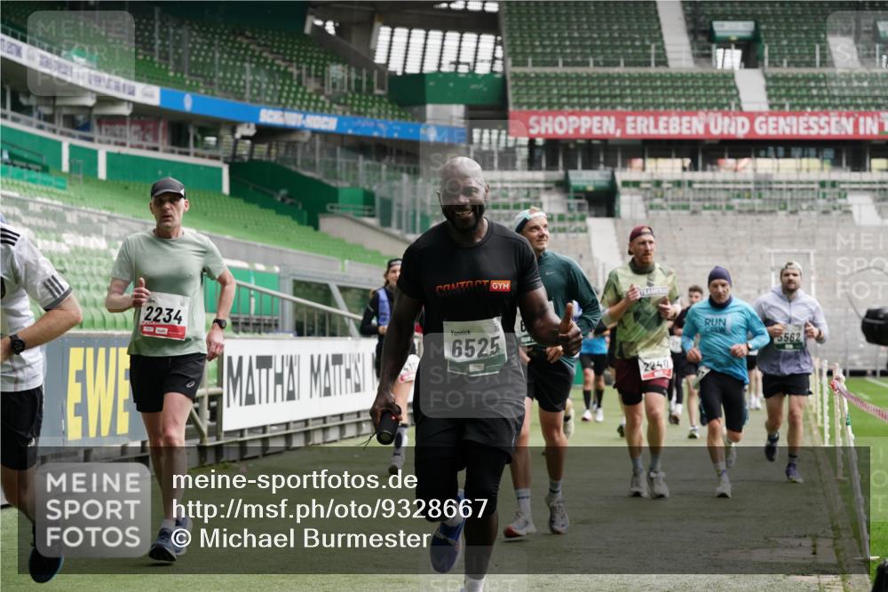 05.10.2025 - 20. swb-Marathon Bremen Michael Burmester http://msf.ph/oto/9328667 05.10.2025 12:57:46 Laufen im Stadion 237, 246, 305, 415, 613, 820, 833, 1317, 1382, 1491, 1971, 2166, 2234, 2240, 2304, 2522, 2648, 2662, 2893, 3396, 3591, 3798, 3813, 3969, 3977, 4089, 4102, 4287, 4389, 4401, 4496, 4747, 4821, 5100, 5149, 5313, 5503, 5562, 5645, 5664, 5728, 6161, 6267, 6317, 6326, 6372, 6486, 6525, 6534, 6535, 6768, 6999, 7053, 7371, 7588, 7731, 7911, 7940, 8023, 8091, 8113, 8128, 8801, 8827, 8903, 8964, 8973, 8993, 9129, 9151, 9983, 11658, 31, 299, 479, 1595, 1627 meine-sportfotos.de