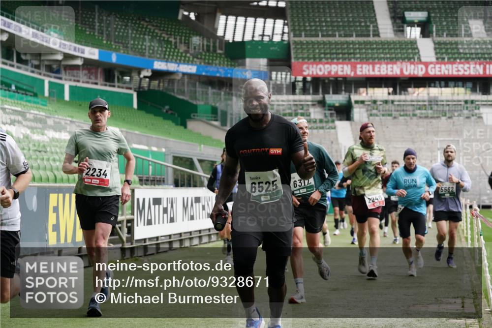 05.10.2025 - 20. swb-Marathon Bremen Michael Burmester http://msf.ph/oto/9328671 05.10.2025 12:57:46 Laufen im Stadion 237, 246, 305, 415, 613, 820, 833, 1317, 1382, 1491, 1971, 2166, 2234, 2240, 2304, 2522, 2648, 2662, 2893, 3396, 3591, 3798, 3813, 3969, 3977, 4089, 4102, 4287, 4389, 4401, 4496, 4747, 4821, 5100, 5149, 5313, 5503, 5562, 5645, 5664, 5728, 6161, 6267, 6317, 6326, 6372, 6486, 6525, 6534, 6535, 6768, 6999, 7053, 7371, 7588, 7731, 7911, 7940, 8023, 8091, 8113, 8128, 8801, 8827, 8903, 8964, 8973, 8993, 9129, 9151, 9983, 11658, 31, 299, 479, 1595, 1627 meine-sportfotos.de