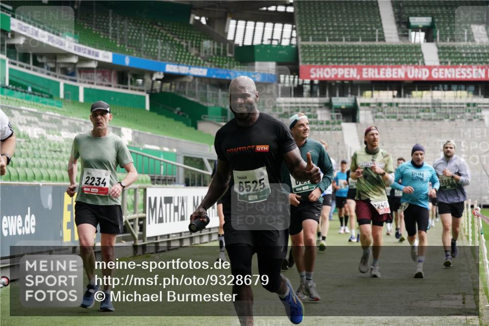 05.10.2025 - 20. swb-Marathon Bremen Michael Burmester http://msf.ph/oto/9328679 05.10.2025 12:57:46 Laufen im Stadion 237, 246, 305, 415, 613, 820, 833, 1317, 1382, 1491, 1971, 2166, 2234, 2240, 2304, 2522, 2648, 2662, 2893, 3396, 3591, 3798, 3813, 3969, 3977, 4089, 4102, 4287, 4389, 4401, 4496, 4747, 4821, 5100, 5149, 5313, 5503, 5562, 5645, 5664, 5728, 6161, 6267, 6317, 6326, 6372, 6486, 6525, 6534, 6535, 6768, 6999, 7053, 7371, 7588, 7731, 7911, 7940, 8023, 8091, 8113, 8128, 8801, 8827, 8903, 8964, 8973, 8993, 9129, 9151, 9983, 11658, 31, 299, 479, 1595, 1627 meine-sportfotos.de