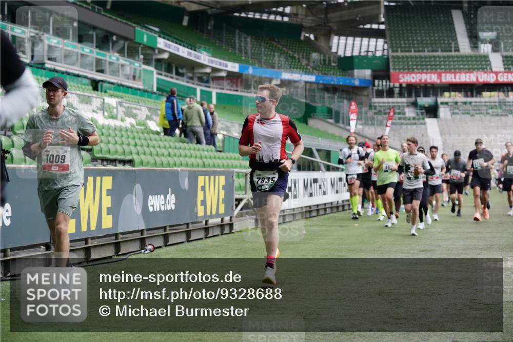 05.10.2025 - 20. swb-Marathon Bremen Michael Burmester http://msf.ph/oto/9328688 05.10.2025 12:53:43 Laufen im Stadion 89, 248, 250, 368, 458, 496, 507, 869, 950, 1009, 1020, 1164, 1165, 1428, 1460, 1489, 1538, 1608, 1656, 1667, 1690, 1729, 1736, 1868, 1943, 2030, 2050, 2250, 2288, 2871, 3363, 3553, 3913, 4294, 4611, 4729, 5024, 5425, 5571, 5576, 5579, 5944, 6244, 6348, 6359, 6492, 6806, 7255, 7408, 7617, 7835, 7905, 8238, 8462, 8499, 8511, 8611, 8709, 550, 590, 832, 1367, 1431, 1600, 2072, 2075, 4132, 4218, 4573, 4746, 4935, 5169, 5866, 8297, 8431 meine-sportfotos.de