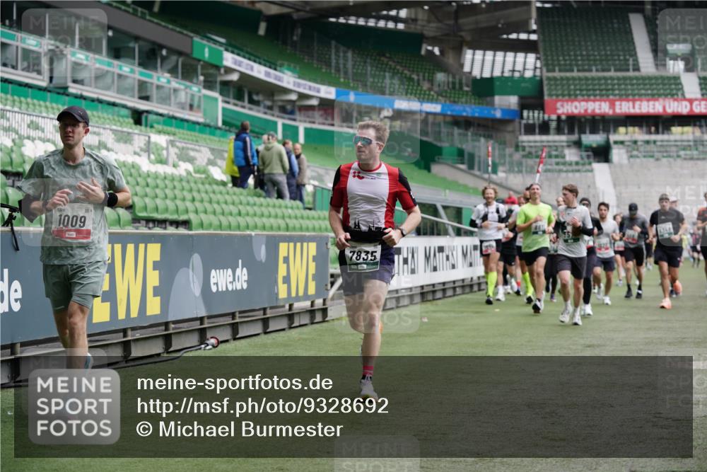 05.10.2025 - 20. swb-Marathon Bremen Michael Burmester http://msf.ph/oto/9328692 05.10.2025 12:53:43 Laufen im Stadion 89, 248, 250, 368, 458, 496, 507, 869, 950, 1009, 1020, 1164, 1165, 1428, 1460, 1489, 1538, 1608, 1656, 1667, 1690, 1729, 1736, 1868, 1943, 2030, 2050, 2250, 2288, 2871, 3363, 3553, 3913, 4294, 4611, 4729, 5024, 5425, 5571, 5576, 5579, 5944, 6244, 6348, 6359, 6492, 6806, 7255, 7408, 7617, 7835, 7905, 8238, 8462, 8499, 8511, 8611, 8709, 550, 590, 832, 1367, 1431, 1600, 2072, 2075, 4132, 4218, 4573, 4746, 4935, 5169, 5866, 8297, 8431 meine-sportfotos.de