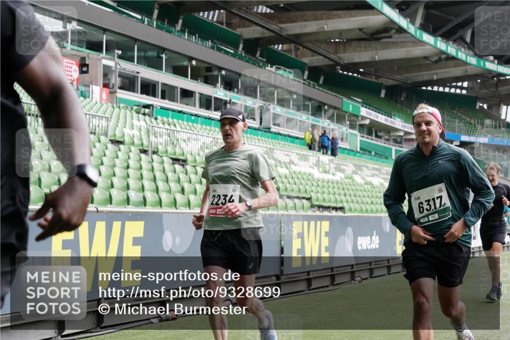 05.10.2025 - 20. swb-Marathon Bremen Michael Burmester http://msf.ph/oto/9328699 05.10.2025 12:57:49 Laufen im Stadion 237, 246, 305, 415, 613, 820, 833, 846, 1317, 1382, 1491, 2158, 2166, 2234, 2240, 2304, 2522, 2648, 2662, 2893, 3396, 3591, 3798, 3813, 3969, 3977, 4089, 4102, 4287, 4389, 4401, 4496, 4747, 4821, 5100, 5149, 5163, 5313, 5503, 5562, 5645, 5664, 5728, 6161, 6267, 6317, 6326, 6372, 6486, 6525, 6534, 6535, 6768, 6999, 7053, 7371, 7588, 7731, 7911, 7940, 8023, 8091, 8113, 8128, 8576, 8801, 8827, 8903, 8964, 8973, 8993, 9151, 9983, 11658, 31, 299, 479, 1595, 1627 meine-sportfotos.de
