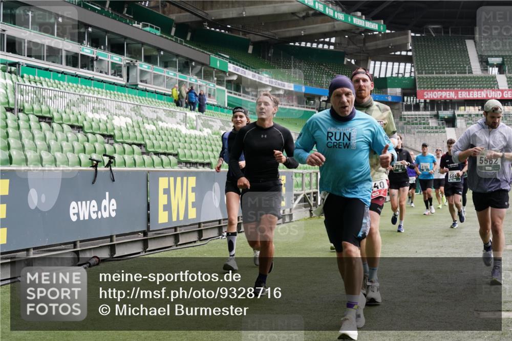 05.10.2025 - 20. swb-Marathon Bremen Michael Burmester http://msf.ph/oto/9328716 05.10.2025 12:57:50 Laufen im Stadion 237, 246, 305, 415, 613, 820, 833, 846, 1317, 1382, 1491, 2158, 2166, 2234, 2240, 2304, 2522, 2648, 2662, 2893, 3396, 3591, 3798, 3813, 3969, 3977, 4089, 4102, 4287, 4389, 4401, 4446, 4496, 4747, 4821, 5100, 5149, 5163, 5313, 5503, 5562, 5645, 5664, 5728, 6161, 6267, 6317, 6326, 6372, 6486, 6525, 6534, 6535, 6768, 6999, 7053, 7371, 7588, 7731, 7911, 7940, 8023, 8091, 8113, 8128, 8576, 8801, 8827, 8903, 8964, 8993, 9151, 9983, 11658, 31, 246, 299, 479, 1595, 1627 meine-sportfotos.de