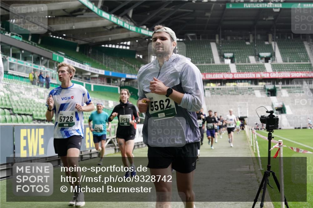 05.10.2025 - 20. swb-Marathon Bremen Michael Burmester http://msf.ph/oto/9328742 05.10.2025 12:57:52 Laufen im Stadion 237, 415, 613, 820, 833, 846, 963, 1317, 1382, 1491, 2158, 2166, 2234, 2240, 2304, 2522, 2648, 2662, 2893, 3373, 3396, 3591, 3798, 3813, 3969, 3977, 4089, 4102, 4287, 4389, 4401, 4446, 4496, 4747, 4821, 5100, 5149, 5163, 5313, 5562, 5645, 5664, 5728, 6161, 6267, 6317, 6326, 6372, 6486, 6525, 6534, 6535, 6768, 6999, 7053, 7371, 7588, 7731, 7911, 7940, 8023, 8091, 8113, 8128, 8576, 8801, 8827, 8903, 8964, 8993, 9151, 9983, 11658, 31, 246, 299, 305, 479, 1595, 1627 meine-sportfotos.de