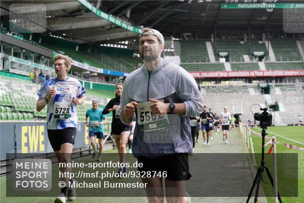 05.10.2025 - 20. swb-Marathon Bremen Michael Burmester http://msf.ph/oto/9328746 05.10.2025 12:57:52 Laufen im Stadion 237, 415, 613, 820, 833, 846, 963, 1317, 1382, 1491, 2158, 2166, 2234, 2240, 2304, 2522, 2648, 2662, 2893, 3373, 3396, 3591, 3798, 3813, 3969, 3977, 4089, 4102, 4287, 4389, 4401, 4446, 4496, 4747, 4821, 5100, 5149, 5163, 5313, 5562, 5645, 5664, 5728, 6161, 6267, 6317, 6326, 6372, 6486, 6525, 6534, 6535, 6768, 6999, 7053, 7371, 7588, 7731, 7911, 7940, 8023, 8091, 8113, 8128, 8576, 8801, 8827, 8903, 8964, 8993, 9151, 9983, 11658, 31, 246, 299, 305, 479, 1595, 1627 meine-sportfotos.de