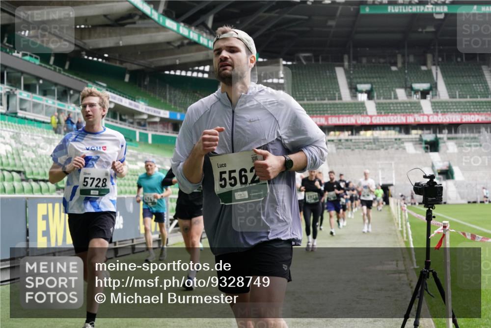 05.10.2025 - 20. swb-Marathon Bremen Michael Burmester http://msf.ph/oto/9328749 05.10.2025 12:57:52 Laufen im Stadion 237, 415, 613, 820, 833, 846, 963, 1317, 1382, 1491, 2158, 2166, 2234, 2240, 2304, 2522, 2648, 2662, 2893, 3373, 3396, 3591, 3798, 3813, 3969, 3977, 4089, 4102, 4287, 4389, 4401, 4446, 4496, 4747, 4821, 5100, 5149, 5163, 5313, 5562, 5645, 5664, 5728, 6161, 6267, 6317, 6326, 6372, 6486, 6525, 6534, 6535, 6768, 6999, 7053, 7371, 7588, 7731, 7911, 7940, 8023, 8091, 8113, 8128, 8576, 8801, 8827, 8903, 8964, 8993, 9151, 9983, 11658, 31, 246, 299, 305, 479, 1595, 1627 meine-sportfotos.de