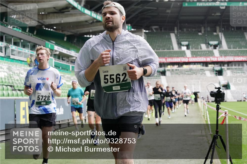 05.10.2025 - 20. swb-Marathon Bremen Michael Burmester http://msf.ph/oto/9328753 05.10.2025 12:57:52 Laufen im Stadion 237, 415, 613, 820, 833, 846, 963, 1317, 1382, 1491, 2158, 2166, 2234, 2240, 2304, 2522, 2648, 2662, 2893, 3373, 3396, 3591, 3798, 3813, 3969, 3977, 4089, 4102, 4287, 4389, 4401, 4446, 4496, 4747, 4821, 5100, 5149, 5163, 5313, 5562, 5645, 5664, 5728, 6161, 6267, 6317, 6326, 6372, 6486, 6525, 6534, 6535, 6768, 6999, 7053, 7371, 7588, 7731, 7911, 7940, 8023, 8091, 8113, 8128, 8576, 8801, 8827, 8903, 8964, 8993, 9151, 9983, 11658, 31, 246, 299, 305, 479, 1595, 1627 meine-sportfotos.de