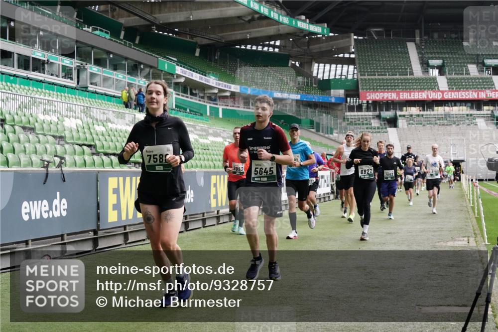 05.10.2025 - 20. swb-Marathon Bremen Michael Burmester http://msf.ph/oto/9328757 05.10.2025 12:57:54 Laufen im Stadion 237, 415, 613, 820, 846, 963, 1317, 1382, 1491, 2158, 2234, 2240, 2304, 2522, 2648, 2662, 2893, 3373, 3396, 3591, 3798, 3969, 3977, 4089, 4102, 4287, 4389, 4401, 4446, 4496, 4747, 4821, 5100, 5149, 5163, 5313, 5562, 5645, 5728, 5917, 6161, 6317, 6326, 6372, 6486, 6525, 6534, 6535, 6768, 6999, 7053, 7371, 7588, 7731, 7911, 7940, 8023, 8091, 8113, 8128, 8328, 8576, 8801, 8827, 8903, 8964, 8993, 9151, 9983, 11658, 31, 246, 299, 305, 479, 833, 1595, 1627 meine-sportfotos.de