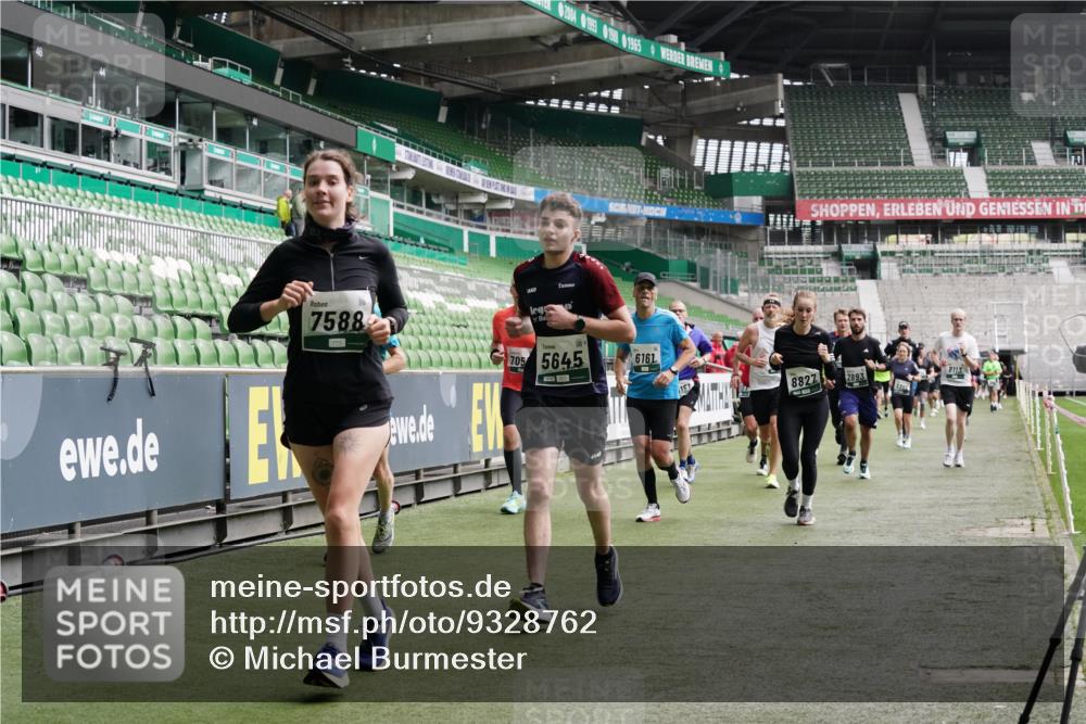 05.10.2025 - 20. swb-Marathon Bremen Michael Burmester http://msf.ph/oto/9328762 05.10.2025 12:57:54 Laufen im Stadion 237, 415, 613, 820, 846, 963, 1317, 1382, 1491, 2158, 2234, 2240, 2304, 2522, 2648, 2662, 2893, 3373, 3396, 3591, 3798, 3969, 3977, 4089, 4102, 4287, 4389, 4401, 4446, 4496, 4747, 4821, 5100, 5149, 5163, 5313, 5562, 5645, 5728, 5917, 6161, 6317, 6326, 6372, 6486, 6525, 6534, 6535, 6768, 6999, 7053, 7371, 7588, 7731, 7911, 7940, 8023, 8091, 8113, 8128, 8328, 8576, 8801, 8827, 8903, 8964, 8993, 9151, 9983, 11658, 31, 246, 299, 305, 479, 833, 1595, 1627 meine-sportfotos.de