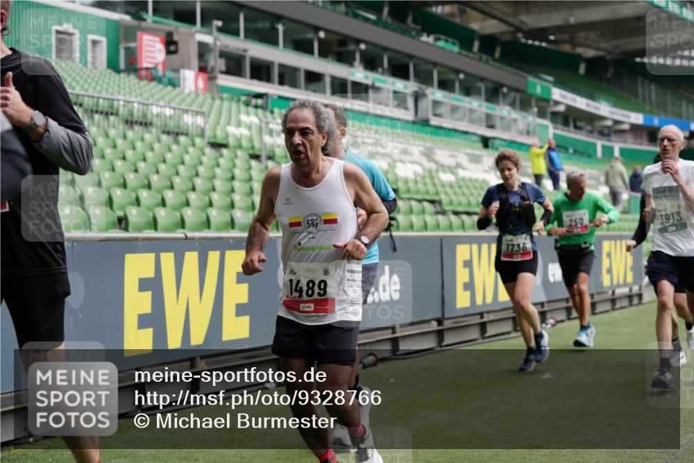 05.10.2025 - 20. swb-Marathon Bremen Michael Burmester http://msf.ph/oto/9328766 05.10.2025 12:53:53 Laufen im Stadion 89, 250, 368, 458, 496, 507, 524, 756, 869, 950, 1009, 1020, 1164, 1165, 1428, 1460, 1489, 1517, 1538, 1608, 1656, 1690, 1729, 1736, 1868, 1873, 1943, 2030, 2050, 2250, 2288, 2871, 3363, 3553, 3913, 4294, 4611, 5024, 5425, 5571, 5576, 5944, 6244, 6348, 6359, 6806, 7232, 7255, 7408, 7508, 7617, 7835, 7905, 8238, 8499, 8511, 8611, 8709, 248, 832, 1367, 1667, 2072, 2075, 4132, 4573, 4729, 5169, 5579, 5866, 6492, 8462 meine-sportfotos.de