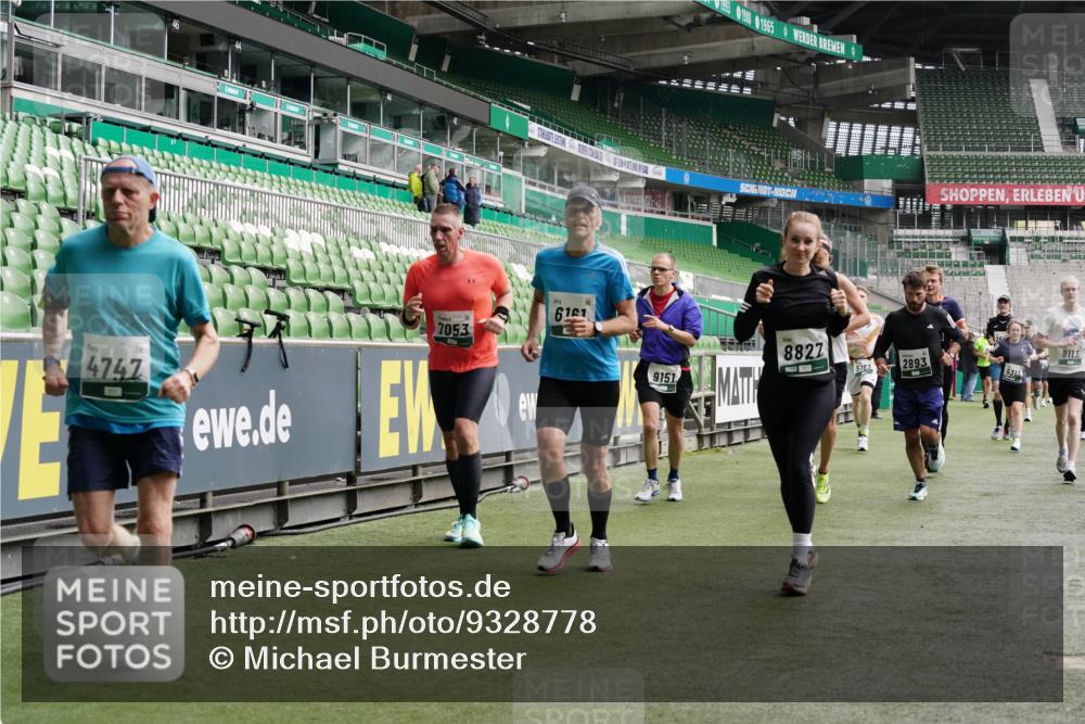 05.10.2025 - 20. swb-Marathon Bremen Michael Burmester http://msf.ph/oto/9328778 05.10.2025 12:57:55 Laufen im Stadion 90, 237, 415, 613, 820, 846, 963, 1317, 1382, 1491, 2158, 2234, 2240, 2304, 2522, 2648, 2662, 2821, 2893, 3373, 3396, 3591, 3602, 3798, 3969, 3977, 4089, 4102, 4287, 4389, 4401, 4446, 4496, 4747, 4821, 5100, 5149, 5163, 5313, 5562, 5645, 5728, 5917, 6161, 6317, 6326, 6372, 6486, 6525, 6534, 6535, 6768, 6999, 7053, 7371, 7588, 7731, 7911, 7940, 8023, 8091, 8113, 8128, 8328, 8576, 8801, 8827, 8903, 8964, 8993, 9151, 9983, 11658, 31, 246, 299, 305, 479, 833, 1382, 1627 meine-sportfotos.de