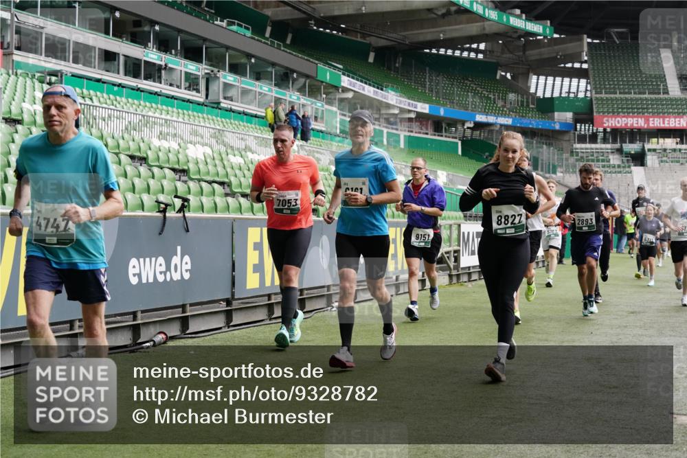 05.10.2025 - 20. swb-Marathon Bremen Michael Burmester http://msf.ph/oto/9328782 05.10.2025 12:57:56 Laufen im Stadion 90, 237, 415, 613, 820, 846, 963, 1317, 1491, 2158, 2234, 2240, 2304, 2522, 2648, 2662, 2821, 2893, 3373, 3396, 3591, 3602, 3798, 3969, 3977, 4089, 4102, 4287, 4389, 4401, 4446, 4496, 4709, 4747, 4821, 5100, 5149, 5163, 5313, 5562, 5645, 5728, 5917, 6161, 6317, 6326, 6372, 6486, 6525, 6534, 6535, 6676, 6768, 6999, 7053, 7371, 7588, 7731, 7911, 7940, 8023, 8091, 8113, 8128, 8328, 8576, 8801, 8827, 8903, 8964, 8993, 9151, 9983, 11658, 31, 246, 299, 305, 479, 833, 1382, 1627 meine-sportfotos.de