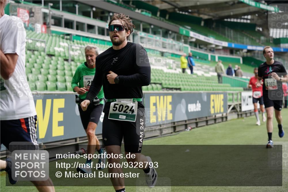 05.10.2025 - 20. swb-Marathon Bremen Michael Burmester http://msf.ph/oto/9328793 05.10.2025 12:53:55 Laufen im Stadion 53, 89, 250, 368, 458, 496, 507, 524, 756, 869, 950, 1009, 1020, 1164, 1165, 1428, 1460, 1489, 1517, 1538, 1608, 1656, 1690, 1729, 1736, 1868, 1873, 1943, 2030, 2050, 2250, 2288, 2871, 3363, 3553, 3913, 4294, 4611, 5024, 5425, 5571, 5576, 5944, 6244, 6348, 6359, 6806, 7232, 7255, 7408, 7508, 7617, 7835, 7905, 8499, 8511, 8611, 8709, 248, 832, 1667, 2075, 4132, 4573, 4729, 5169, 5579, 6492, 8238, 8462 meine-sportfotos.de