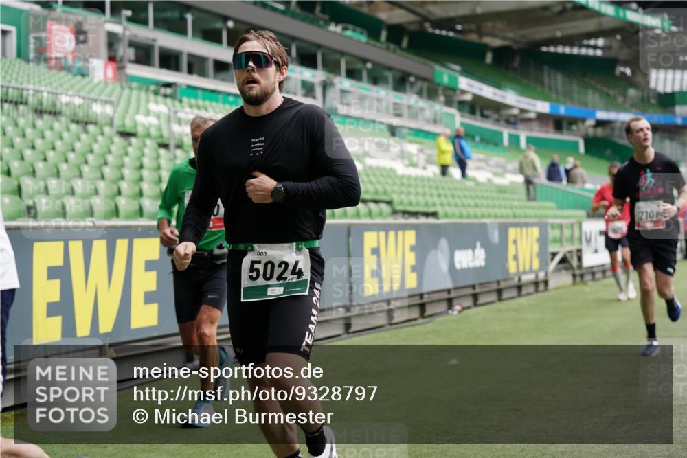 05.10.2025 - 20. swb-Marathon Bremen Michael Burmester http://msf.ph/oto/9328797 05.10.2025 12:53:55 Laufen im Stadion 53, 89, 250, 368, 458, 496, 507, 524, 756, 869, 950, 1009, 1020, 1164, 1165, 1428, 1460, 1489, 1517, 1538, 1608, 1656, 1690, 1729, 1736, 1868, 1873, 1943, 2030, 2050, 2250, 2288, 2871, 3363, 3553, 3913, 4294, 4611, 5024, 5425, 5571, 5576, 5944, 6244, 6348, 6359, 6806, 7232, 7255, 7408, 7508, 7617, 7835, 7905, 8499, 8511, 8611, 8709, 248, 832, 1667, 2075, 4132, 4573, 4729, 5169, 5579, 6492, 8238, 8462 meine-sportfotos.de