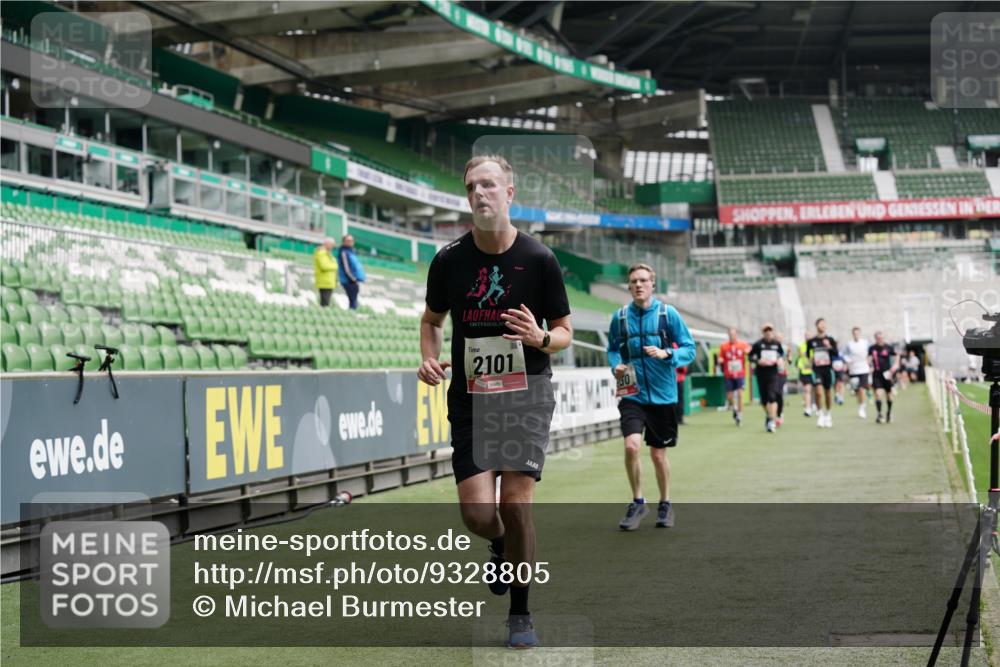 05.10.2025 - 20. swb-Marathon Bremen Michael Burmester http://msf.ph/oto/9328805 05.10.2025 12:53:56 Laufen im Stadion 53, 89, 250, 368, 458, 496, 507, 524, 756, 869, 950, 1009, 1020, 1164, 1165, 1428, 1460, 1489, 1517, 1538, 1608, 1656, 1690, 1729, 1736, 1868, 1873, 1943, 2030, 2050, 2250, 2288, 2871, 3363, 3553, 3913, 4294, 4611, 5024, 5425, 5571, 5576, 5944, 6244, 6348, 6359, 6806, 7232, 7255, 7408, 7508, 7617, 7835, 7905, 8499, 8511, 8611, 8709, 248, 832, 1667, 2075, 4132, 4729, 5169, 5579, 6492, 8238, 8462 meine-sportfotos.de
