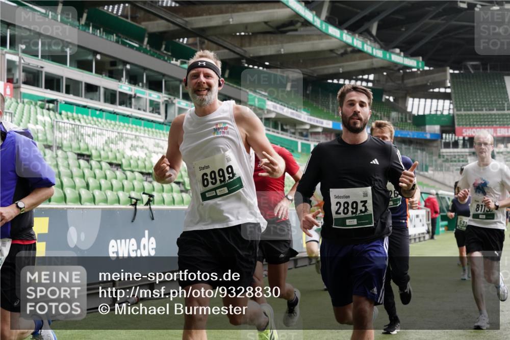 05.10.2025 - 20. swb-Marathon Bremen Michael Burmester http://msf.ph/oto/9328830 05.10.2025 12:57:59 Laufen im Stadion 90, 237, 415, 613, 820, 846, 963, 1317, 1491, 2158, 2234, 2240, 2304, 2522, 2648, 2662, 2821, 2893, 3373, 3396, 3573, 3591, 3602, 3798, 3969, 3977, 4089, 4102, 4287, 4389, 4401, 4446, 4496, 4709, 4747, 4821, 5100, 5149, 5163, 5214, 5313, 5562, 5645, 5728, 5917, 6161, 6317, 6326, 6372, 6486, 6525, 6534, 6535, 6676, 6999, 7053, 7371, 7588, 7731, 7813, 7911, 7940, 8023, 8091, 8113, 8128, 8328, 8576, 8801, 8827, 8964, 8993, 9151, 9983, 11658, 246, 305, 833, 1382 meine-sportfotos.de