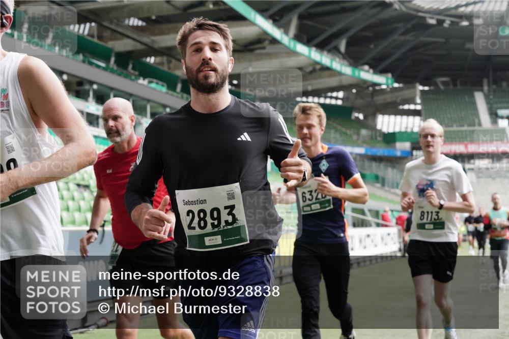 05.10.2025 - 20. swb-Marathon Bremen Michael Burmester http://msf.ph/oto/9328838 05.10.2025 12:57:59 Laufen im Stadion 90, 237, 415, 613, 820, 846, 963, 1317, 1491, 2158, 2234, 2240, 2304, 2522, 2648, 2662, 2821, 2893, 3373, 3396, 3573, 3591, 3602, 3798, 3969, 3977, 4089, 4102, 4287, 4389, 4401, 4446, 4496, 4709, 4747, 4821, 5100, 5149, 5163, 5214, 5313, 5562, 5645, 5728, 5917, 6161, 6317, 6326, 6372, 6486, 6525, 6534, 6535, 6676, 6999, 7053, 7371, 7588, 7731, 7813, 7911, 7940, 8023, 8091, 8113, 8128, 8328, 8576, 8801, 8827, 8964, 8993, 9151, 9983, 11658, 246, 305, 833, 1382 meine-sportfotos.de