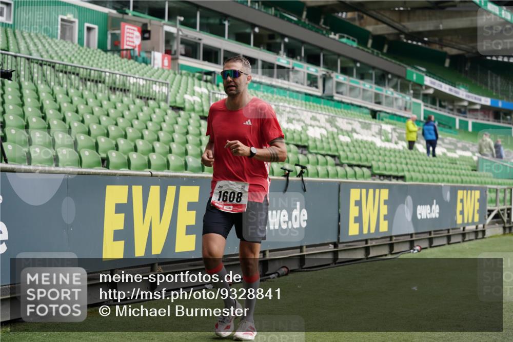 05.10.2025 - 20. swb-Marathon Bremen Michael Burmester http://msf.ph/oto/9328841 05.10.2025 12:53:59 Laufen im Stadion 53, 89, 250, 368, 458, 496, 507, 524, 756, 869, 950, 1009, 1020, 1164, 1165, 1428, 1460, 1489, 1517, 1538, 1608, 1656, 1690, 1729, 1736, 1868, 1873, 1943, 1976, 2030, 2050, 2250, 2288, 2841, 2871, 3212, 3363, 3553, 3913, 4294, 4611, 5024, 5425, 5571, 5576, 5944, 6244, 6348, 6359, 6806, 7232, 7255, 7408, 7508, 7617, 7835, 7905, 8499, 8511, 8611, 8709, 248, 1667, 2075, 4132, 4729, 5169, 5579, 6492, 8238, 8462 meine-sportfotos.de