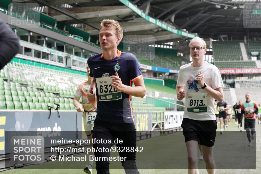 05.10.2025 - 20. swb-Marathon Bremen Michael Burmester http://msf.ph/oto/9328842 05.10.2025 12:58:00 Laufen im Stadion 90, 237, 415, 613, 820, 846, 963, 1317, 1491, 2158, 2234, 2240, 2304, 2522, 2648, 2662, 2821, 2893, 3373, 3396, 3573, 3591, 3602, 3798, 3969, 3977, 4089, 4102, 4287, 4389, 4401, 4446, 4496, 4709, 4747, 4821, 5100, 5149, 5163, 5214, 5313, 5562, 5645, 5728, 5917, 6161, 6317, 6326, 6372, 6486, 6525, 6534, 6535, 6675, 6676, 6999, 7053, 7588, 7731, 7813, 7911, 7940, 8023, 8091, 8113, 8128, 8328, 8576, 8801, 8827, 8964, 8993, 9151, 9983, 11658, 246, 305, 833, 1382, 2522 meine-sportfotos.de