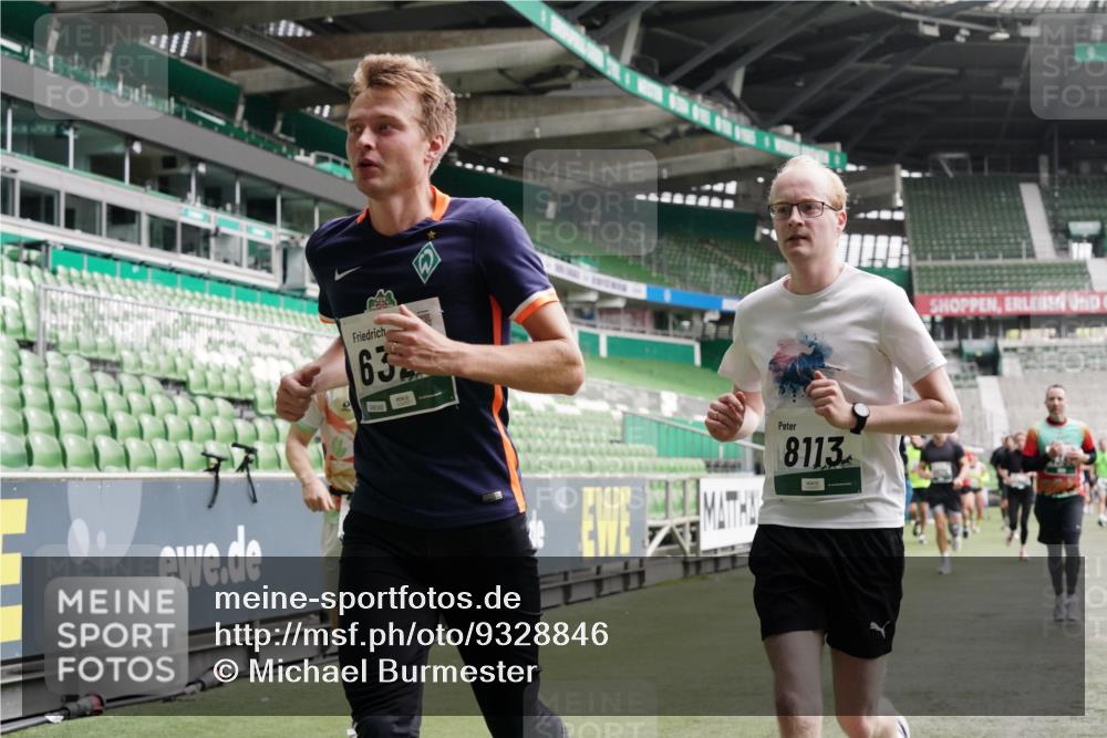 05.10.2025 - 20. swb-Marathon Bremen Michael Burmester http://msf.ph/oto/9328846 05.10.2025 12:58:00 Laufen im Stadion 90, 237, 415, 613, 820, 846, 963, 1317, 1491, 2158, 2234, 2240, 2304, 2522, 2648, 2662, 2821, 2893, 3373, 3396, 3573, 3591, 3602, 3798, 3969, 3977, 4089, 4102, 4287, 4389, 4401, 4446, 4496, 4709, 4747, 4821, 5100, 5149, 5163, 5214, 5313, 5562, 5645, 5728, 5917, 6161, 6317, 6326, 6372, 6486, 6525, 6534, 6535, 6675, 6676, 6999, 7053, 7588, 7731, 7813, 7911, 7940, 8023, 8091, 8113, 8128, 8328, 8576, 8801, 8827, 8964, 8993, 9151, 9983, 11658, 246, 305, 833, 1382, 2522 meine-sportfotos.de
