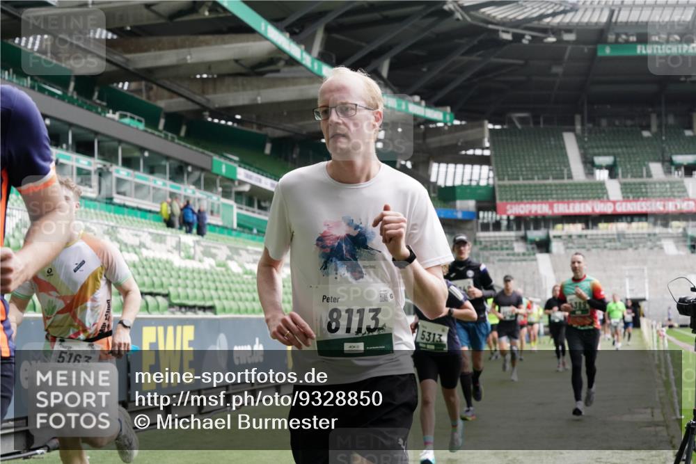 05.10.2025 - 20. swb-Marathon Bremen Michael Burmester http://msf.ph/oto/9328850 05.10.2025 12:58:00 Laufen im Stadion 90, 237, 415, 613, 820, 846, 963, 1317, 1491, 2158, 2234, 2240, 2304, 2522, 2648, 2662, 2821, 2893, 3373, 3396, 3573, 3591, 3602, 3798, 3969, 3977, 4089, 4102, 4287, 4389, 4401, 4446, 4496, 4709, 4747, 4821, 5100, 5149, 5163, 5214, 5313, 5562, 5645, 5728, 5917, 6161, 6317, 6326, 6372, 6486, 6525, 6534, 6535, 6675, 6676, 6999, 7053, 7588, 7731, 7813, 7911, 7940, 8023, 8091, 8113, 8128, 8328, 8576, 8801, 8827, 8964, 8993, 9151, 9983, 11658, 246, 305, 833, 1382, 2522 meine-sportfotos.de