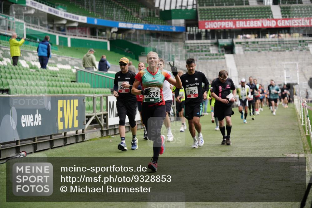 05.10.2025 - 20. swb-Marathon Bremen Michael Burmester http://msf.ph/oto/9328853 05.10.2025 12:54:02 Laufen im Stadion 53, 89, 132, 250, 368, 458, 496, 507, 524, 756, 869, 950, 1009, 1020, 1164, 1165, 1428, 1460, 1489, 1517, 1538, 1608, 1656, 1690, 1729, 1736, 1868, 1873, 1943, 1976, 2030, 2050, 2250, 2288, 2573, 2841, 2871, 3212, 3363, 3913, 4294, 4611, 5022, 5024, 5206, 5425, 5571, 5576, 5944, 5978, 6244, 6348, 6359, 6806, 7232, 7255, 7508, 7617, 7835, 7905, 8499, 8511, 8611, 8709, 248, 1667, 3553, 4729, 5579, 6492, 7408, 8238, 8462 meine-sportfotos.de
