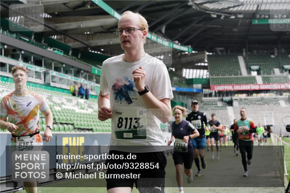 05.10.2025 - 20. swb-Marathon Bremen Michael Burmester http://msf.ph/oto/9328854 05.10.2025 12:58:00 Laufen im Stadion 90, 237, 415, 613, 820, 846, 963, 1317, 1491, 2158, 2234, 2240, 2304, 2522, 2648, 2662, 2821, 2893, 3373, 3396, 3573, 3591, 3602, 3798, 3969, 3977, 4089, 4102, 4287, 4389, 4401, 4446, 4496, 4709, 4747, 4821, 5100, 5149, 5163, 5214, 5313, 5562, 5645, 5728, 5917, 6161, 6317, 6326, 6372, 6486, 6525, 6534, 6535, 6675, 6676, 6999, 7053, 7588, 7731, 7813, 7911, 7940, 8023, 8091, 8113, 8128, 8328, 8576, 8801, 8827, 8964, 8993, 9151, 9983, 11658, 246, 305, 833, 1382, 2522 meine-sportfotos.de