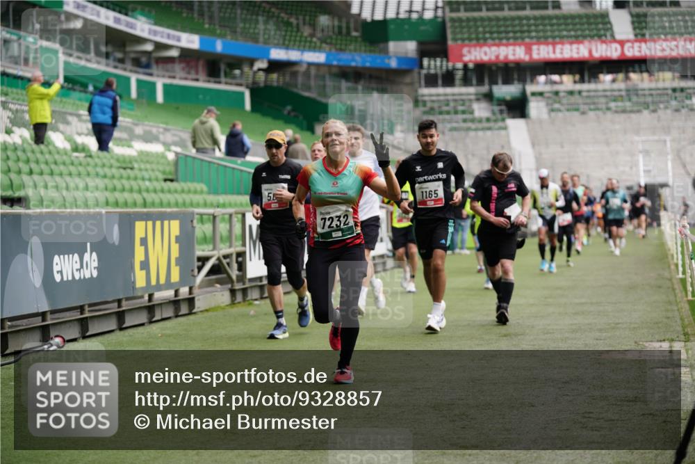 05.10.2025 - 20. swb-Marathon Bremen Michael Burmester http://msf.ph/oto/9328857 05.10.2025 12:54:02 Laufen im Stadion 53, 89, 132, 250, 368, 458, 496, 507, 524, 756, 869, 950, 1009, 1020, 1164, 1165, 1428, 1460, 1489, 1517, 1538, 1608, 1656, 1690, 1729, 1736, 1868, 1873, 1943, 1976, 2030, 2050, 2250, 2288, 2573, 2841, 2871, 3212, 3363, 3913, 4294, 4611, 5022, 5024, 5206, 5425, 5571, 5576, 5944, 5978, 6244, 6348, 6359, 6806, 7232, 7255, 7508, 7617, 7835, 7905, 8499, 8511, 8611, 8709, 248, 1667, 3553, 4729, 5579, 6492, 7408, 8238, 8462 meine-sportfotos.de
