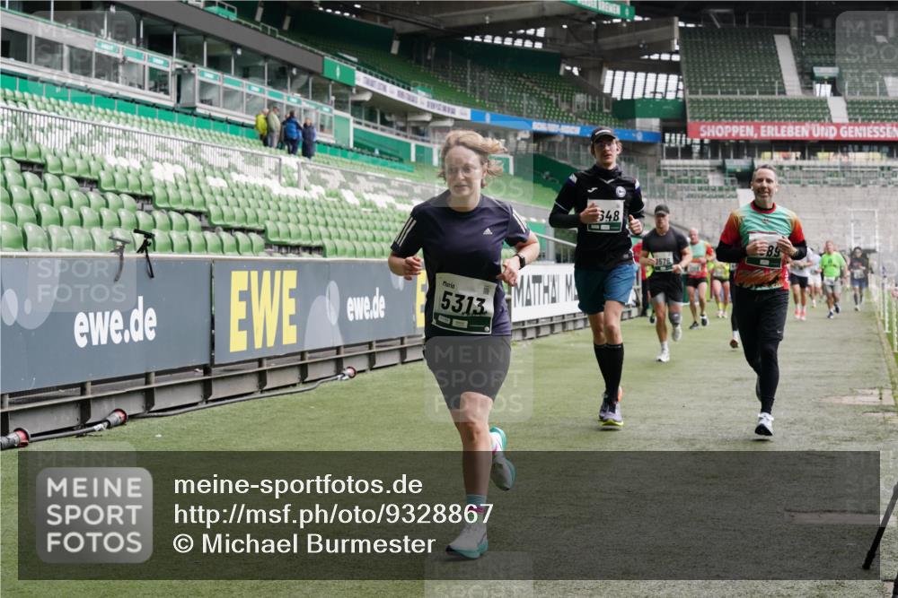 05.10.2025 - 20. swb-Marathon Bremen Michael Burmester http://msf.ph/oto/9328867 05.10.2025 12:58:01 Laufen im Stadion 90, 237, 415, 613, 820, 846, 963, 1317, 1491, 2158, 2234, 2240, 2304, 2648, 2662, 2821, 2893, 3373, 3396, 3573, 3591, 3602, 3798, 3969, 3977, 4089, 4102, 4287, 4389, 4401, 4446, 4496, 4709, 4747, 4821, 5100, 5149, 5163, 5214, 5313, 5562, 5645, 5728, 5917, 6161, 6317, 6326, 6372, 6525, 6534, 6535, 6675, 6676, 6999, 7053, 7588, 7731, 7813, 7911, 7940, 8023, 8091, 8113, 8128, 8328, 8379, 8576, 8801, 8827, 8964, 8993, 9112, 9151, 9983, 11658, 237, 246, 305, 613, 833, 1382, 2522 meine-sportfotos.de