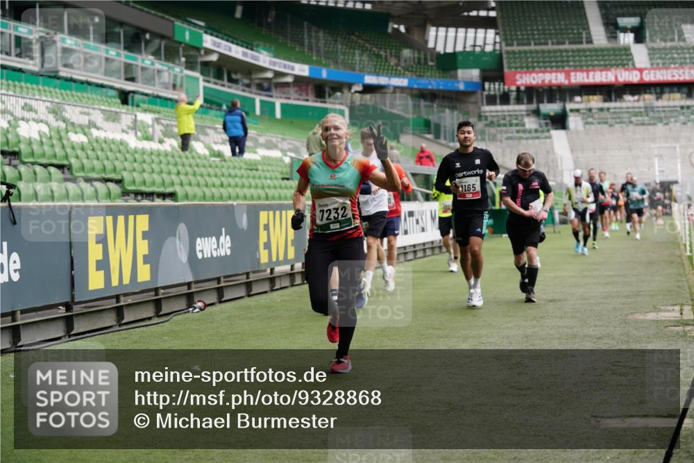 05.10.2025 - 20. swb-Marathon Bremen Michael Burmester http://msf.ph/oto/9328868 05.10.2025 12:54:03 Laufen im Stadion 53, 89, 132, 250, 368, 458, 496, 507, 524, 756, 869, 950, 1009, 1020, 1164, 1165, 1428, 1460, 1489, 1517, 1538, 1608, 1656, 1690, 1729, 1736, 1868, 1873, 1943, 1976, 2030, 2050, 2250, 2288, 2573, 2841, 2871, 3212, 3363, 3913, 4294, 4611, 5022, 5024, 5206, 5425, 5571, 5576, 5944, 5978, 6244, 6348, 6359, 6583, 6806, 7232, 7255, 7279, 7508, 7617, 7835, 7905, 8499, 8511, 8611, 8709, 248, 1667, 3553, 4729, 5579, 6492, 7408, 8238, 8462 meine-sportfotos.de