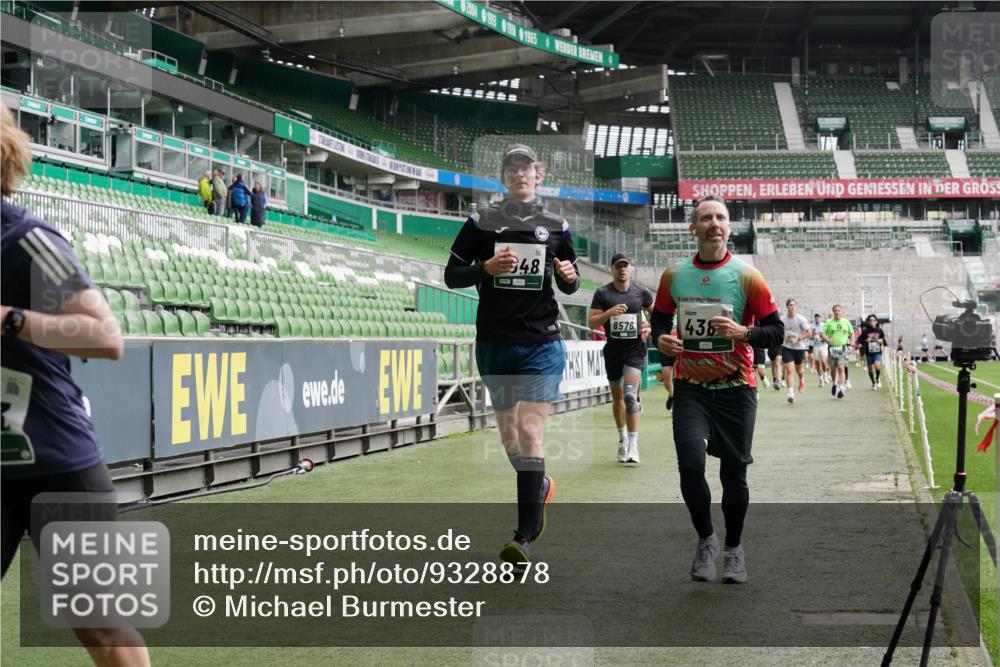 05.10.2025 - 20. swb-Marathon Bremen Michael Burmester http://msf.ph/oto/9328878 05.10.2025 12:58:02 Laufen im Stadion 90, 415, 820, 846, 963, 1317, 1491, 2158, 2234, 2240, 2304, 2648, 2662, 2821, 2893, 3373, 3396, 3573, 3591, 3602, 3798, 3969, 3977, 4089, 4102, 4287, 4389, 4401, 4446, 4496, 4709, 4747, 4821, 5100, 5149, 5163, 5214, 5313, 5562, 5645, 5728, 5917, 6161, 6317, 6326, 6372, 6525, 6534, 6535, 6675, 6676, 6999, 7053, 7588, 7731, 7813, 7911, 7940, 8091, 8113, 8128, 8328, 8379, 8576, 8801, 8827, 8964, 8993, 9112, 9151, 9983, 11658, 237, 246, 305, 613, 833, 1382, 2522, 3591 meine-sportfotos.de