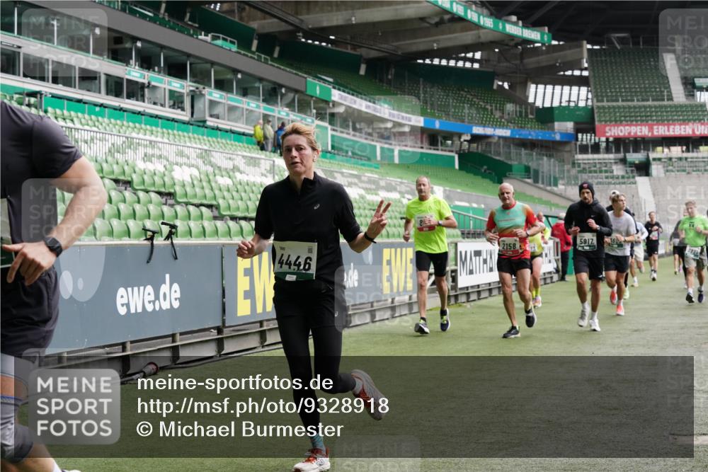 05.10.2025 - 20. swb-Marathon Bremen Michael Burmester http://msf.ph/oto/9328918 05.10.2025 12:58:07 Laufen im Stadion 90, 415, 846, 963, 1317, 1491, 1716, 2158, 2234, 2240, 2304, 2648, 2662, 2734, 2821, 2893, 3373, 3396, 3573, 3602, 3798, 3969, 3977, 4089, 4102, 4287, 4389, 4401, 4446, 4709, 4747, 5100, 5149, 5163, 5214, 5313, 5562, 5645, 5728, 5917, 6161, 6317, 6326, 6372, 6525, 6534, 6535, 6675, 6676, 6944, 6999, 7038, 7053, 7588, 7731, 7813, 7911, 7940, 7976, 8091, 8113, 8128, 8328, 8379, 8576, 8801, 8827, 8993, 9112, 9151, 9983, 11658, 237, 246, 305, 613, 820, 833, 1317, 1382, 2522, 3591 meine-sportfotos.de