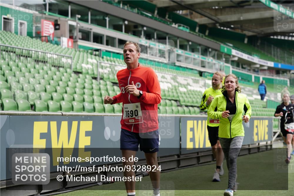 05.10.2025 - 20. swb-Marathon Bremen Michael Burmester http://msf.ph/oto/9328924 05.10.2025 12:54:09 Laufen im Stadion 53, 89, 132, 250, 289, 368, 458, 496, 504, 507, 524, 756, 950, 1009, 1020, 1164, 1165, 1428, 1460, 1489, 1517, 1543, 1608, 1656, 1690, 1729, 1736, 1873, 1896, 1943, 1976, 2030, 2050, 2250, 2288, 2573, 2841, 2871, 3212, 3363, 3703, 3913, 4294, 4611, 4949, 5022, 5024, 5206, 5425, 5571, 5576, 5944, 5978, 6244, 6348, 6359, 6583, 6806, 6853, 7232, 7279, 7508, 7617, 7835, 7905, 8499, 8511, 8611, 248, 869, 1538, 3553, 6492, 7255, 7408, 8238, 8709 meine-sportfotos.de