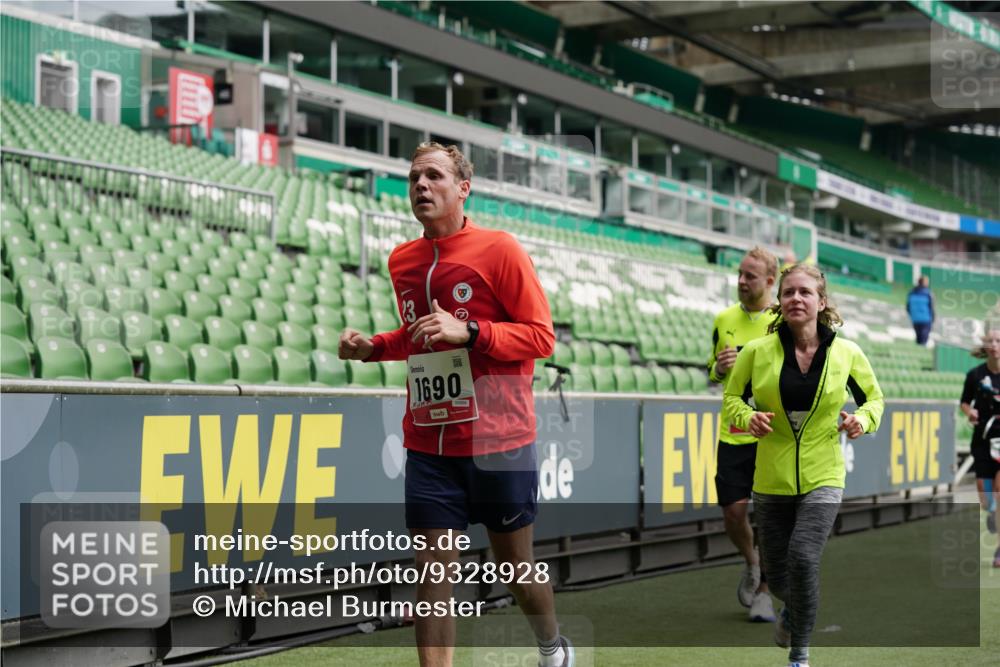 05.10.2025 - 20. swb-Marathon Bremen Michael Burmester http://msf.ph/oto/9328928 05.10.2025 12:54:09 Laufen im Stadion 53, 89, 132, 250, 289, 368, 458, 496, 504, 507, 524, 756, 950, 1009, 1020, 1164, 1165, 1428, 1460, 1489, 1517, 1543, 1608, 1656, 1690, 1729, 1736, 1873, 1896, 1943, 1976, 2030, 2050, 2250, 2288, 2573, 2841, 2871, 3212, 3363, 3703, 3913, 4294, 4611, 4949, 5022, 5024, 5206, 5425, 5571, 5576, 5944, 5978, 6244, 6348, 6359, 6583, 6806, 6853, 7232, 7279, 7508, 7617, 7835, 7905, 8499, 8511, 8611, 248, 869, 1538, 3553, 6492, 7255, 7408, 8238, 8709 meine-sportfotos.de