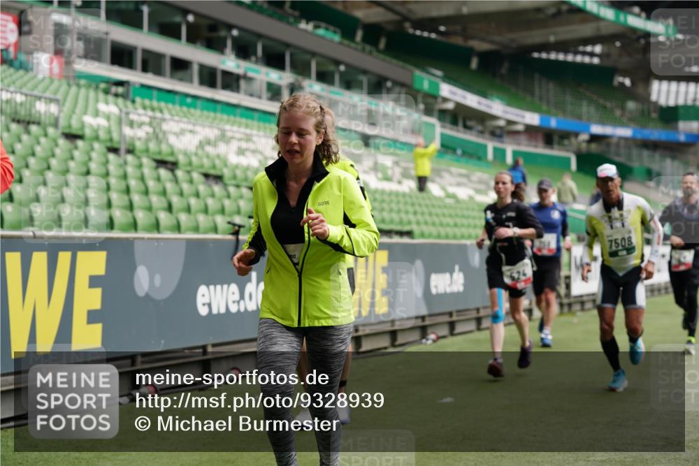 05.10.2025 - 20. swb-Marathon Bremen Michael Burmester http://msf.ph/oto/9328939 05.10.2025 12:54:09 Laufen im Stadion 53, 89, 132, 250, 289, 368, 458, 496, 504, 507, 524, 756, 950, 1009, 1020, 1164, 1165, 1428, 1460, 1489, 1517, 1543, 1608, 1656, 1690, 1729, 1736, 1873, 1896, 1943, 1976, 2030, 2050, 2250, 2288, 2573, 2841, 2871, 3212, 3363, 3703, 3913, 4294, 4611, 4949, 5022, 5024, 5206, 5425, 5571, 5576, 5944, 5978, 6244, 6348, 6359, 6583, 6806, 6853, 7232, 7279, 7508, 7617, 7835, 7905, 8499, 8511, 8611, 248, 869, 1538, 3553, 6492, 7255, 7408, 8238, 8709 meine-sportfotos.de