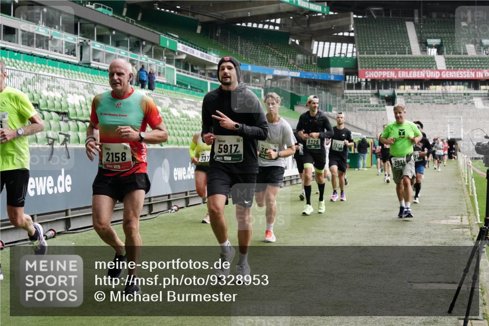 05.10.2025 - 20. swb-Marathon Bremen Michael Burmester http://msf.ph/oto/9328953 05.10.2025 12:58:10 Laufen im Stadion 90, 415, 846, 963, 1491, 1716, 2158, 2234, 2240, 2304, 2648, 2662, 2734, 2821, 2893, 3373, 3573, 3602, 3798, 3977, 4089, 4102, 4287, 4389, 4401, 4446, 4709, 4747, 5100, 5149, 5163, 5214, 5313, 5562, 5645, 5728, 5917, 6161, 6317, 6326, 6372, 6525, 6534, 6535, 6675, 6676, 6944, 6999, 7038, 7053, 7588, 7731, 7813, 7911, 7976, 8091, 8113, 8128, 8328, 8379, 8576, 8801, 8827, 8972, 8993, 9112, 9151, 9983, 11658, 237, 246, 305, 613, 820, 833, 1317, 1382, 2522, 3396, 3591 meine-sportfotos.de