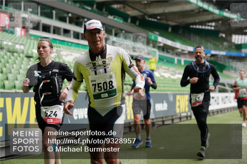 05.10.2025 - 20. swb-Marathon Bremen Michael Burmester http://msf.ph/oto/9328957 05.10.2025 12:54:12 Laufen im Stadion 53, 89, 132, 250, 289, 368, 458, 496, 504, 507, 524, 756, 950, 1009, 1020, 1164, 1165, 1428, 1460, 1489, 1517, 1543, 1608, 1690, 1729, 1736, 1873, 1896, 1943, 1976, 2030, 2250, 2288, 2573, 2841, 2871, 3193, 3212, 3363, 3436, 3703, 3913, 4294, 4595, 4611, 4949, 5022, 5024, 5206, 5571, 5576, 5666, 5978, 6244, 6348, 6359, 6583, 6853, 7232, 7279, 7494, 7508, 7835, 8499, 8511, 8611, 8737, 869, 1538, 3553, 7255, 7408, 8238, 8709 meine-sportfotos.de