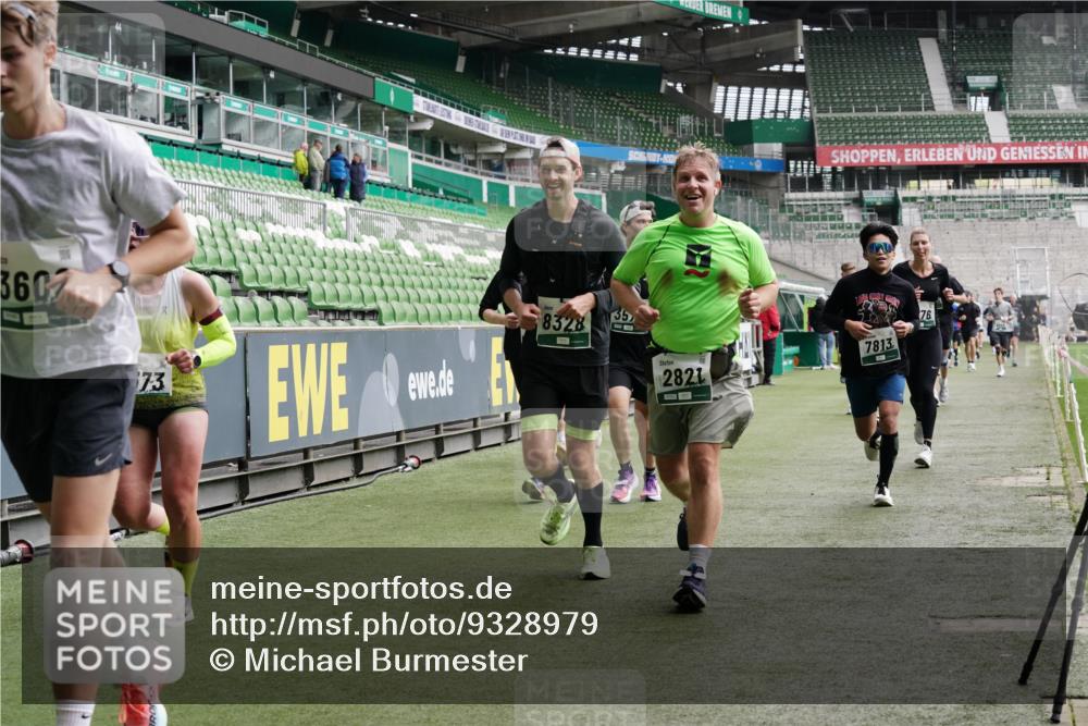 05.10.2025 - 20. swb-Marathon Bremen Michael Burmester http://msf.ph/oto/9328979 05.10.2025 12:58:12 Laufen im Stadion 90, 415, 726, 846, 963, 988, 1491, 1716, 2158, 2234, 2240, 2304, 2648, 2662, 2734, 2821, 2893, 3373, 3573, 3602, 3798, 3977, 4089, 4102, 4287, 4389, 4401, 4446, 4709, 4747, 5100, 5163, 5214, 5313, 5562, 5645, 5728, 5917, 6161, 6317, 6326, 6372, 6525, 6675, 6676, 6944, 6999, 7038, 7053, 7588, 7731, 7813, 7911, 7976, 8091, 8113, 8128, 8328, 8379, 8576, 8801, 8827, 8972, 8993, 9112, 9151, 9983, 11658, 237, 613, 820, 833, 1317, 1382, 2522, 3396, 3591 meine-sportfotos.de