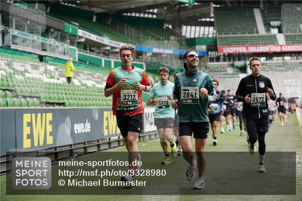 05.10.2025 - 20. swb-Marathon Bremen Michael Burmester http://msf.ph/oto/9328980 05.10.2025 12:54:14 Laufen im Stadion 53, 89, 132, 250, 289, 368, 458, 496, 504, 507, 524, 756, 950, 1009, 1020, 1164, 1165, 1428, 1460, 1489, 1517, 1543, 1608, 1690, 1729, 1736, 1873, 1896, 1943, 1976, 2030, 2250, 2573, 2841, 2871, 3193, 3212, 3363, 3436, 3703, 3913, 4595, 4611, 4949, 4958, 5022, 5024, 5206, 5571, 5576, 5666, 5978, 6244, 6348, 6359, 6583, 6683, 6853, 7232, 7279, 7494, 7508, 7835, 8511, 8611, 8737, 869, 1538, 3553, 7255, 7408, 8238, 8709 meine-sportfotos.de