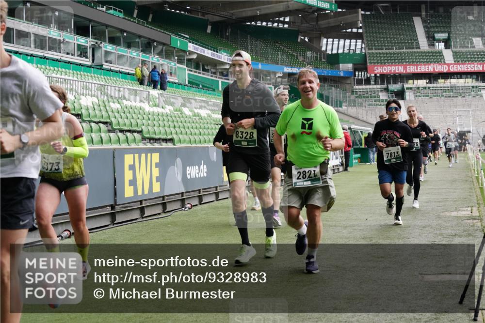 05.10.2025 - 20. swb-Marathon Bremen Michael Burmester http://msf.ph/oto/9328983 05.10.2025 12:58:12 Laufen im Stadion 90, 415, 726, 846, 963, 988, 1491, 1716, 2158, 2234, 2240, 2304, 2648, 2662, 2734, 2821, 2893, 3373, 3573, 3602, 3798, 3977, 4089, 4102, 4287, 4389, 4401, 4446, 4709, 4747, 5100, 5163, 5214, 5313, 5562, 5645, 5728, 5917, 6161, 6317, 6326, 6372, 6525, 6675, 6676, 6944, 6999, 7038, 7053, 7588, 7731, 7813, 7911, 7976, 8091, 8113, 8128, 8328, 8379, 8576, 8801, 8827, 8972, 8993, 9112, 9151, 9983, 11658, 237, 613, 820, 833, 1317, 1382, 2522, 3396, 3591 meine-sportfotos.de
