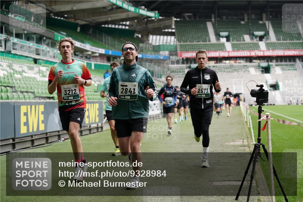 05.10.2025 - 20. swb-Marathon Bremen Michael Burmester http://msf.ph/oto/9328984 05.10.2025 12:54:15 Laufen im Stadion 53, 89, 132, 250, 289, 368, 458, 496, 504, 507, 524, 756, 950, 1009, 1020, 1165, 1308, 1428, 1460, 1489, 1517, 1543, 1608, 1690, 1729, 1736, 1873, 1896, 1943, 1976, 2030, 2250, 2274, 2573, 2841, 2871, 3193, 3212, 3363, 3436, 3703, 3913, 4595, 4611, 4949, 4958, 5022, 5024, 5206, 5571, 5576, 5666, 5978, 6244, 6348, 6359, 6583, 6683, 6853, 7232, 7279, 7494, 7508, 7835, 8511, 8611, 8737, 869, 1538, 3553, 7255, 7408, 8709 meine-sportfotos.de