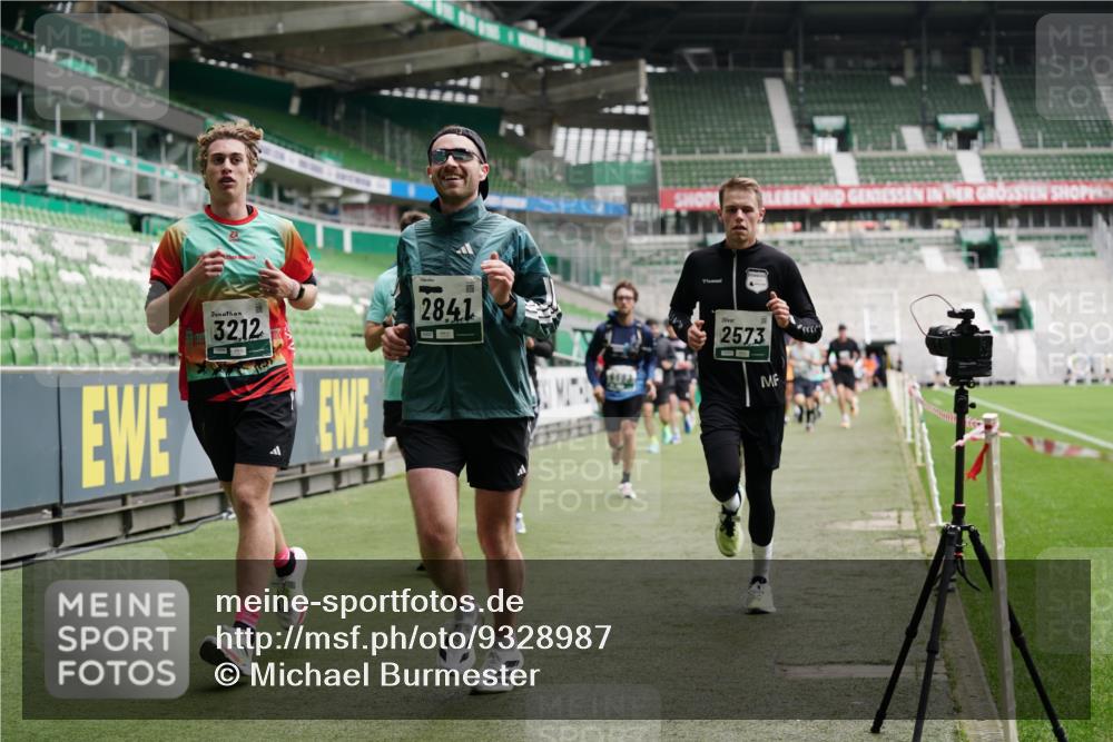 05.10.2025 - 20. swb-Marathon Bremen Michael Burmester http://msf.ph/oto/9328987 05.10.2025 12:54:15 Laufen im Stadion 53, 89, 132, 250, 289, 368, 458, 496, 504, 507, 524, 756, 950, 1009, 1020, 1165, 1308, 1428, 1460, 1489, 1517, 1543, 1608, 1690, 1729, 1736, 1873, 1896, 1943, 1976, 2030, 2250, 2274, 2573, 2841, 2871, 3193, 3212, 3363, 3436, 3703, 3913, 4595, 4611, 4949, 4958, 5022, 5024, 5206, 5571, 5576, 5666, 5978, 6244, 6348, 6359, 6583, 6683, 6853, 7232, 7279, 7494, 7508, 7835, 8511, 8611, 8737, 869, 1538, 3553, 7255, 7408, 8709 meine-sportfotos.de