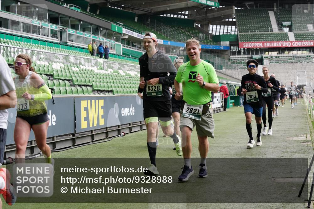 05.10.2025 - 20. swb-Marathon Bremen Michael Burmester http://msf.ph/oto/9328988 05.10.2025 12:58:12 Laufen im Stadion 90, 415, 726, 846, 963, 988, 1491, 1716, 2158, 2234, 2240, 2304, 2648, 2662, 2734, 2821, 2893, 3373, 3573, 3602, 3798, 3977, 4089, 4102, 4287, 4389, 4401, 4446, 4709, 4747, 5100, 5163, 5214, 5313, 5562, 5645, 5728, 5917, 6161, 6317, 6326, 6372, 6525, 6675, 6676, 6944, 6999, 7038, 7053, 7588, 7731, 7813, 7911, 7976, 8091, 8113, 8128, 8328, 8379, 8576, 8801, 8827, 8972, 8993, 9112, 9151, 9983, 11658, 237, 613, 820, 833, 1317, 1382, 2522, 3396, 3591 meine-sportfotos.de