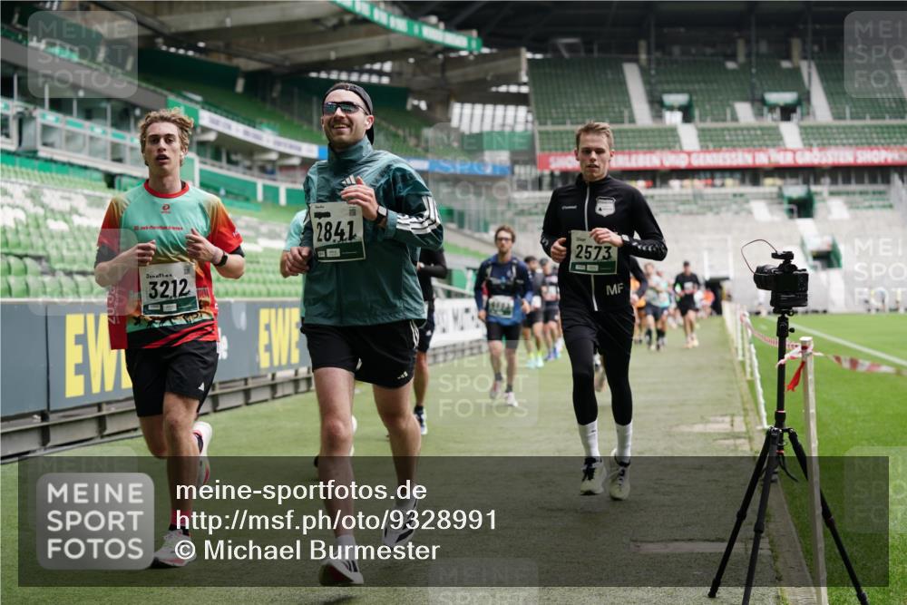 05.10.2025 - 20. swb-Marathon Bremen Michael Burmester http://msf.ph/oto/9328991 05.10.2025 12:54:15 Laufen im Stadion 53, 89, 132, 250, 289, 368, 458, 496, 504, 507, 524, 756, 950, 1009, 1020, 1165, 1308, 1428, 1460, 1489, 1517, 1543, 1608, 1690, 1729, 1736, 1873, 1896, 1943, 1976, 2030, 2250, 2274, 2573, 2841, 2871, 3193, 3212, 3363, 3436, 3703, 3913, 4595, 4611, 4949, 4958, 5022, 5024, 5206, 5571, 5576, 5666, 5978, 6244, 6348, 6359, 6583, 6683, 6853, 7232, 7279, 7494, 7508, 7835, 8511, 8611, 8737, 869, 1538, 3553, 7255, 7408, 8709 meine-sportfotos.de