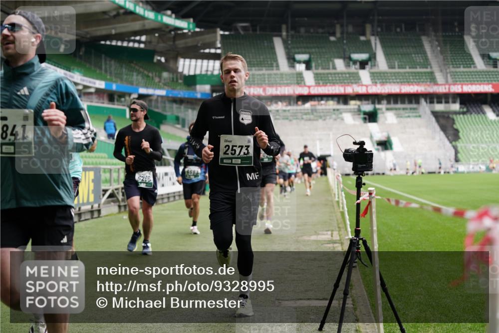 05.10.2025 - 20. swb-Marathon Bremen Michael Burmester http://msf.ph/oto/9328995 05.10.2025 12:54:15 Laufen im Stadion 53, 89, 132, 250, 289, 368, 458, 496, 504, 507, 524, 756, 950, 1009, 1020, 1165, 1308, 1428, 1460, 1489, 1517, 1543, 1608, 1690, 1729, 1736, 1873, 1896, 1943, 1976, 2030, 2250, 2274, 2573, 2841, 2871, 3193, 3212, 3363, 3436, 3703, 3913, 4595, 4611, 4949, 4958, 5022, 5024, 5206, 5571, 5576, 5666, 5978, 6244, 6348, 6359, 6583, 6683, 6853, 7232, 7279, 7494, 7508, 7835, 8511, 8611, 8737, 869, 1538, 3553, 7255, 7408, 8709 meine-sportfotos.de