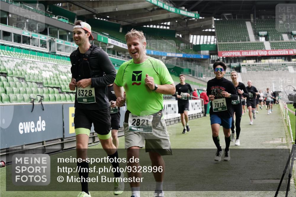 05.10.2025 - 20. swb-Marathon Bremen Michael Burmester http://msf.ph/oto/9328996 05.10.2025 12:58:13 Laufen im Stadion 90, 415, 726, 846, 963, 988, 1491, 1716, 2158, 2234, 2240, 2304, 2648, 2662, 2734, 2821, 2893, 3254, 3373, 3467, 3573, 3602, 3798, 3977, 4089, 4102, 4287, 4389, 4401, 4446, 4709, 4747, 5100, 5163, 5214, 5261, 5313, 5562, 5645, 5728, 5917, 6161, 6317, 6326, 6372, 6525, 6675, 6676, 6944, 6999, 7038, 7053, 7588, 7731, 7813, 7911, 7976, 8091, 8113, 8128, 8328, 8379, 8576, 8801, 8827, 8972, 8993, 9112, 9151, 9983, 11658, 237, 613, 820, 833, 1317, 1382, 2522, 3396, 3591 meine-sportfotos.de