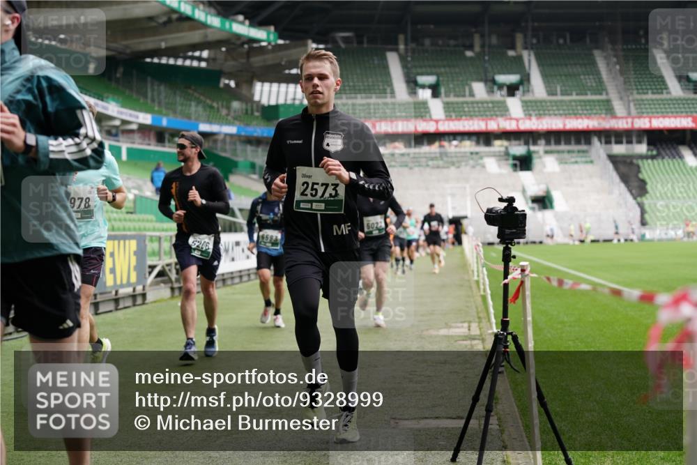 05.10.2025 - 20. swb-Marathon Bremen Michael Burmester http://msf.ph/oto/9328999 05.10.2025 12:54:16 Laufen im Stadion 53, 89, 132, 250, 289, 368, 458, 496, 504, 507, 524, 756, 950, 1009, 1020, 1165, 1308, 1428, 1460, 1489, 1517, 1543, 1608, 1690, 1729, 1736, 1873, 1896, 1897, 1943, 1976, 2030, 2250, 2274, 2573, 2841, 2871, 3193, 3212, 3363, 3436, 3703, 3913, 4595, 4611, 4837, 4949, 4958, 5022, 5024, 5206, 5571, 5576, 5666, 5978, 6244, 6348, 6359, 6583, 6683, 6853, 7232, 7279, 7494, 7508, 7835, 7986, 8511, 8611, 8737, 869, 1538, 3553, 7255, 7408, 8709 meine-sportfotos.de