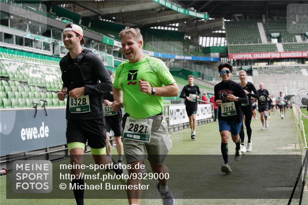 05.10.2025 - 20. swb-Marathon Bremen Michael Burmester http://msf.ph/oto/9329000 05.10.2025 12:58:13 Laufen im Stadion 90, 415, 726, 846, 963, 988, 1491, 1716, 2158, 2234, 2240, 2304, 2648, 2662, 2734, 2821, 2893, 3254, 3373, 3467, 3573, 3602, 3798, 3977, 4089, 4102, 4287, 4389, 4401, 4446, 4709, 4747, 5100, 5163, 5214, 5261, 5313, 5562, 5645, 5728, 5917, 6161, 6317, 6326, 6372, 6525, 6675, 6676, 6944, 6999, 7038, 7053, 7588, 7731, 7813, 7911, 7976, 8091, 8113, 8128, 8328, 8379, 8576, 8801, 8827, 8972, 8993, 9112, 9151, 9983, 11658, 237, 613, 820, 833, 1317, 1382, 2522, 3396, 3591 meine-sportfotos.de
