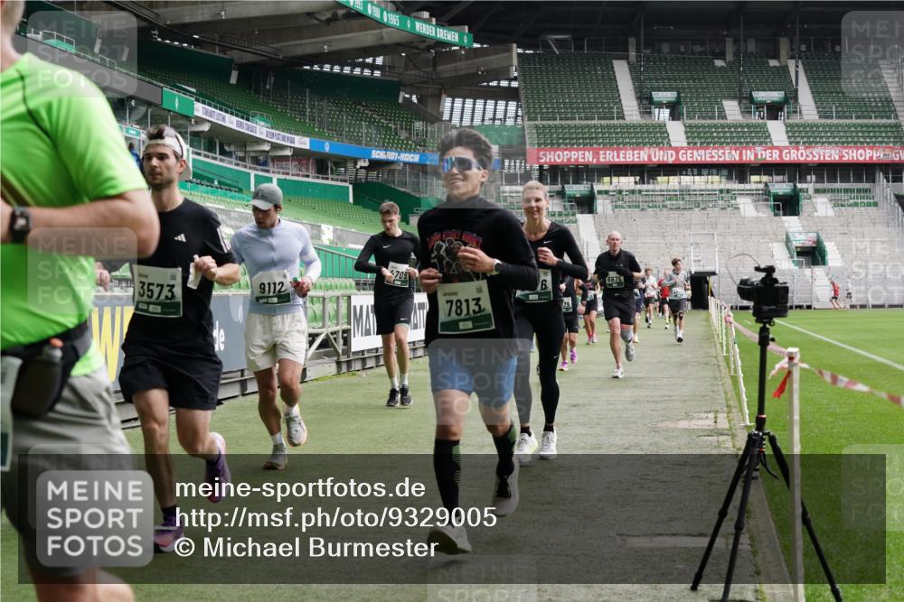 05.10.2025 - 20. swb-Marathon Bremen Michael Burmester http://msf.ph/oto/9329005 05.10.2025 12:58:13 Laufen im Stadion 90, 415, 726, 846, 963, 988, 1491, 1716, 2158, 2234, 2240, 2304, 2648, 2662, 2734, 2821, 2893, 3254, 3373, 3467, 3573, 3602, 3798, 3977, 4089, 4102, 4287, 4389, 4401, 4446, 4709, 4747, 5100, 5163, 5214, 5261, 5313, 5562, 5645, 5728, 5917, 6161, 6317, 6326, 6372, 6525, 6675, 6676, 6944, 6999, 7038, 7053, 7588, 7731, 7813, 7911, 7976, 8091, 8113, 8128, 8328, 8379, 8576, 8801, 8827, 8972, 8993, 9112, 9151, 9983, 11658, 237, 613, 820, 833, 1317, 1382, 2522, 3396, 3591 meine-sportfotos.de